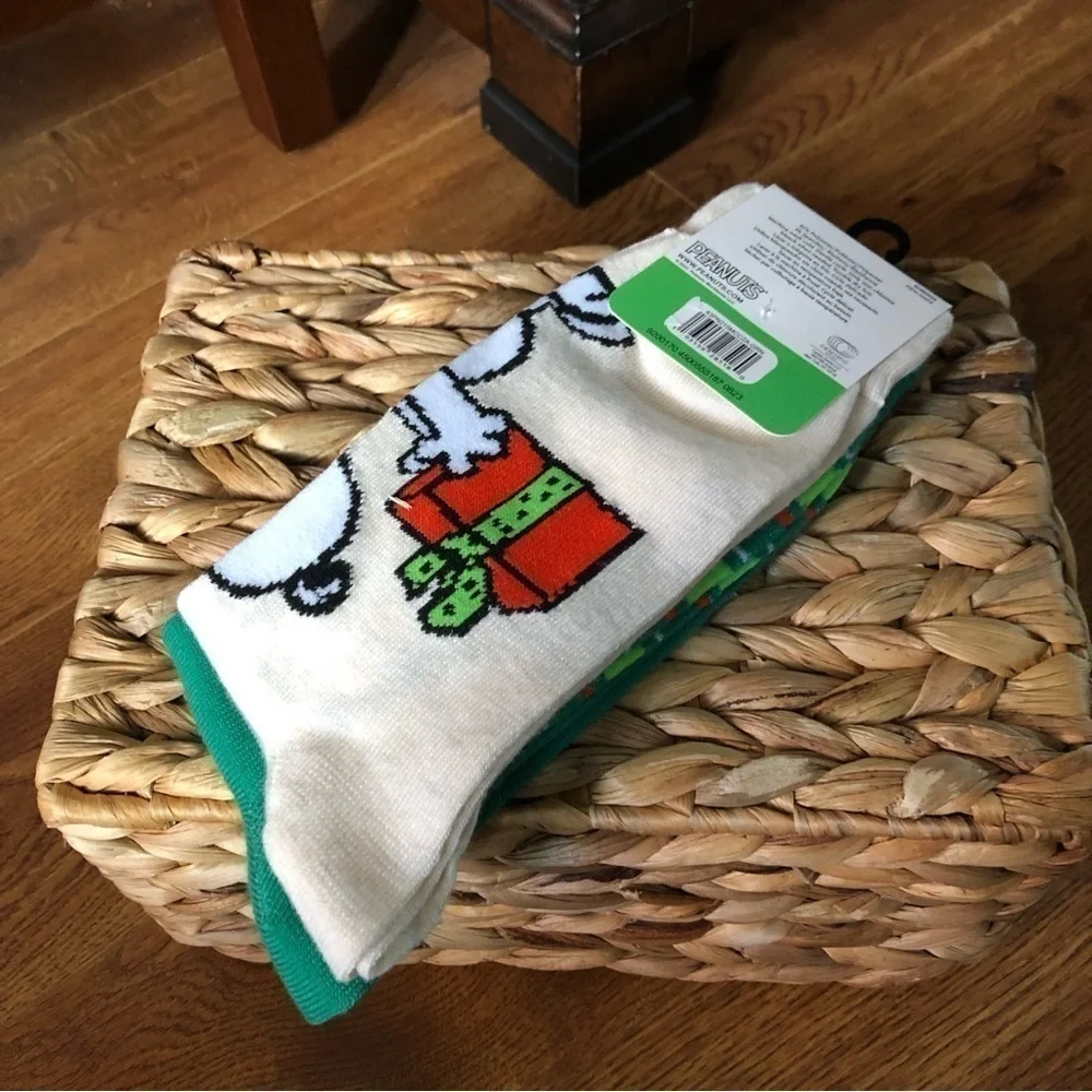 Peanuts: 2 pair Crew Socks Snoopy & Charlie Brown Christmas